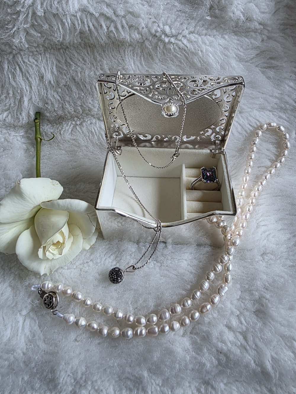 TR Silver Filigree Jewelry Box With Velvet 1Cover/pearl